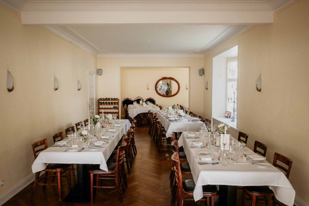 In der Villa Halstenbek sind Tische für die Hochzeitsfeier gedeckt.